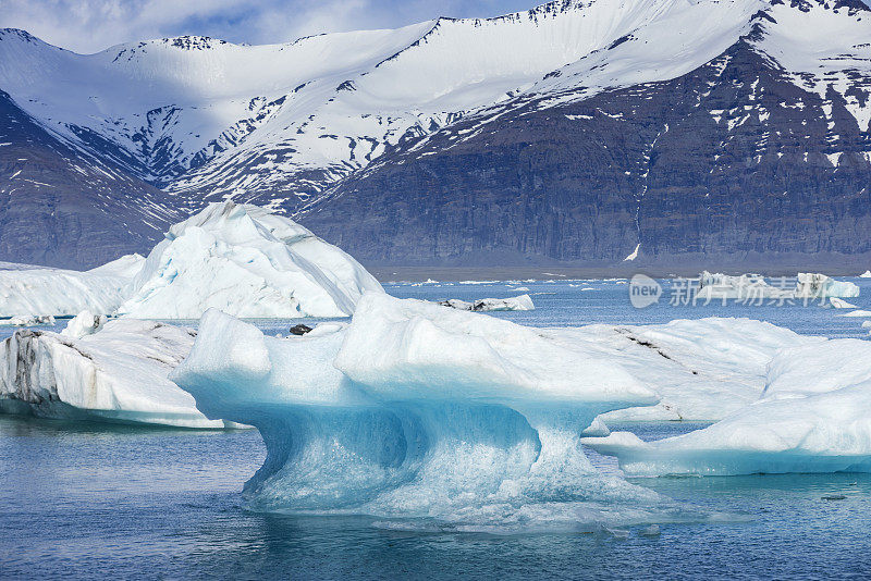 icebergs floating on the glacier lagoon from the Vatnajokull Glacier at Vatnajökull National Park